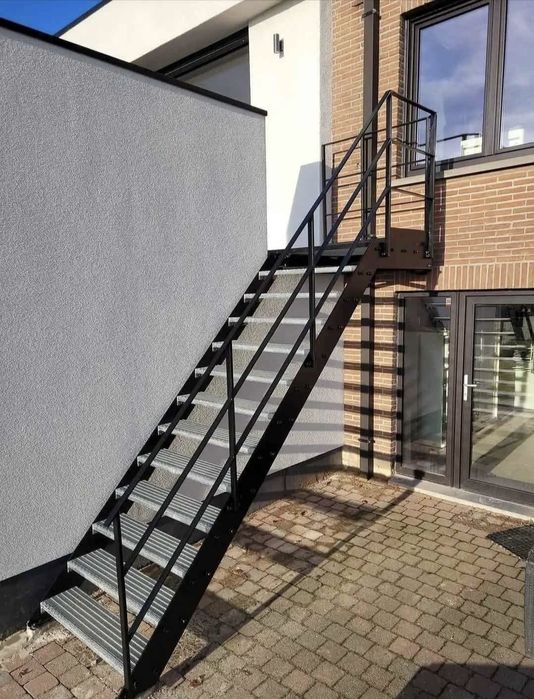 Vând scarii metalice zincate exterioare și pentru incendii , platforme
