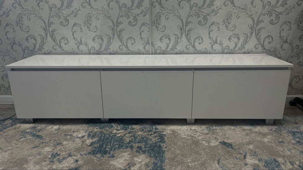 Тумба под телевизор белая глянец