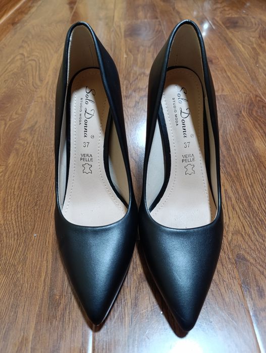 Vând pantofi stiletto noi de piele