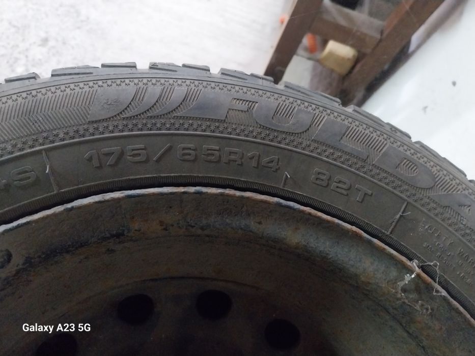 Vând cauciucuri de iarnă  cu geantă