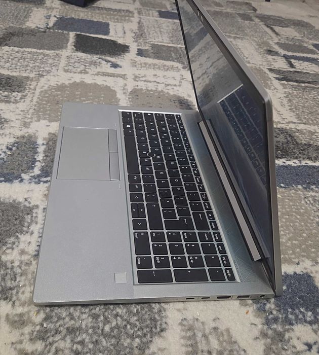 Vând laptop HP ultrabook 15" ca nou