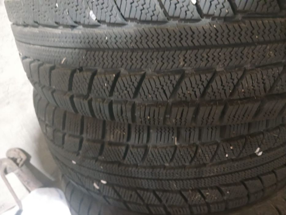 Продаются зимние шины балоны 215/60/16