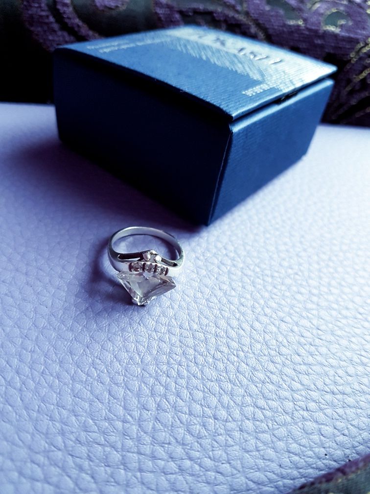 Уникален сребърен пръстен с красив камък