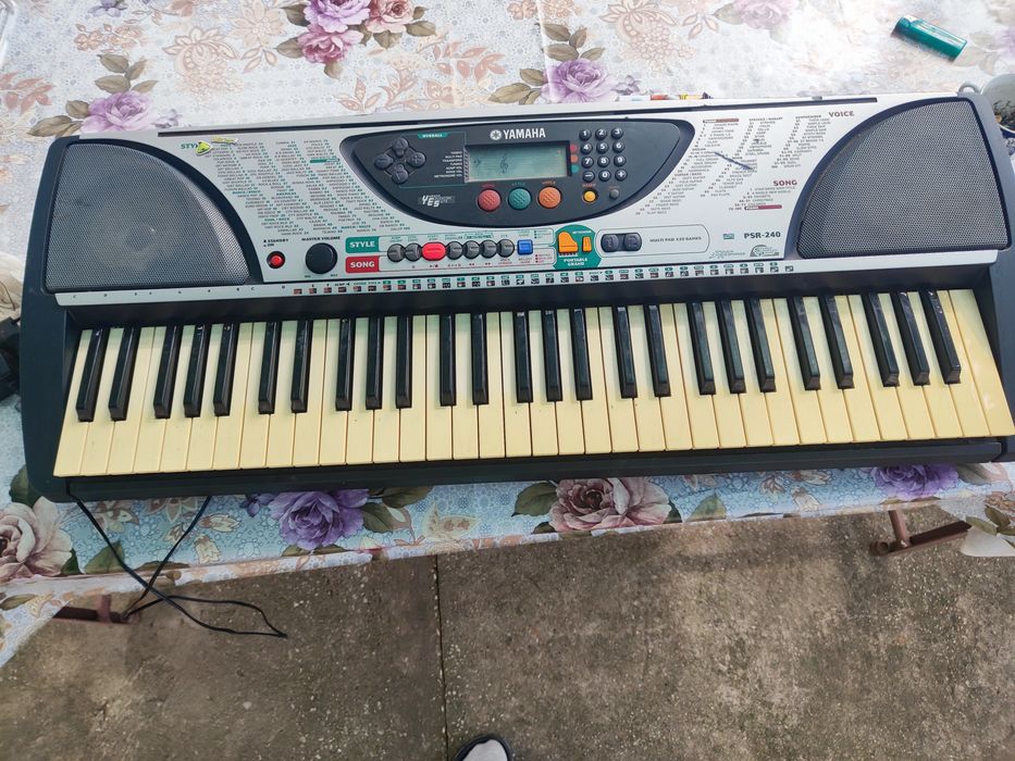 Yamaha psr-240 .