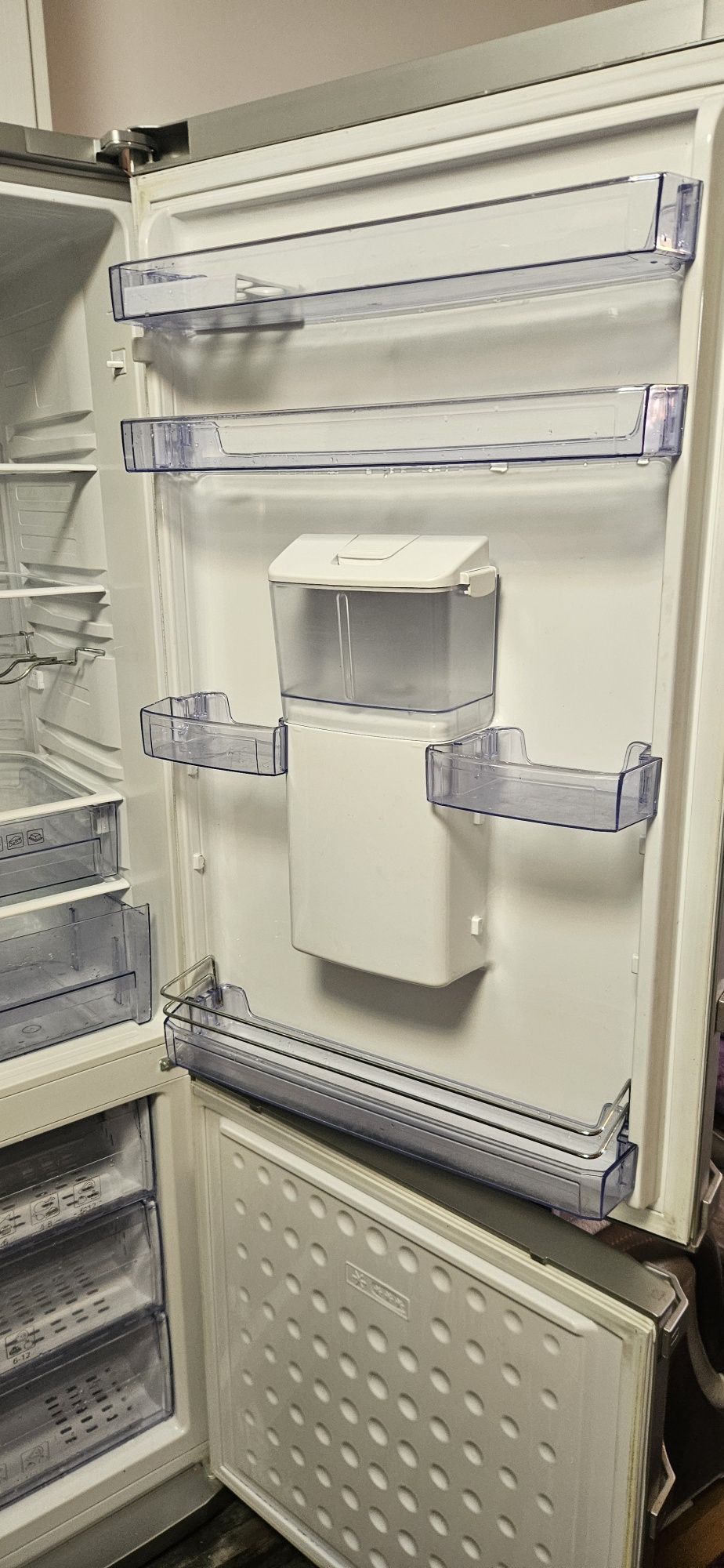 Продавам хладилник с фризер BEKO
