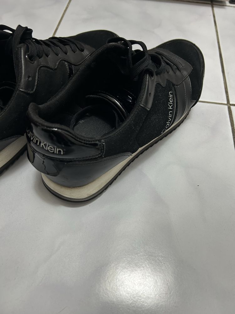 Calvin Klein - Pantofi sport din piele intoarsa cu insertii lucioase