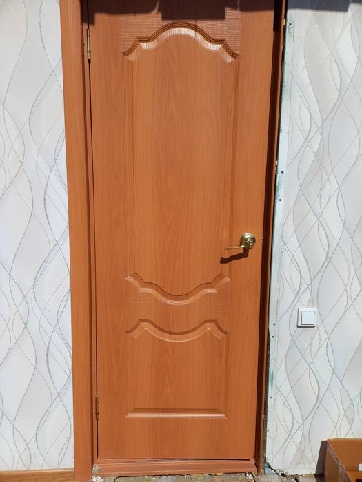 Продам глухую дверь