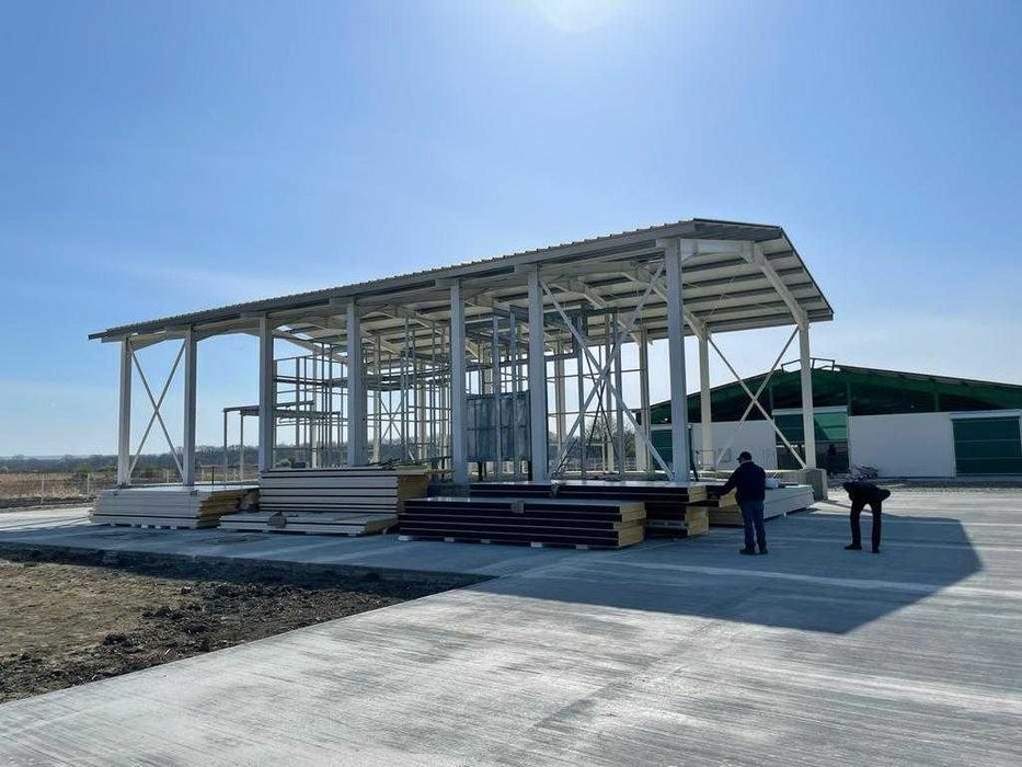 Confecționăm hale metalice orice dimensiune dorită de client .