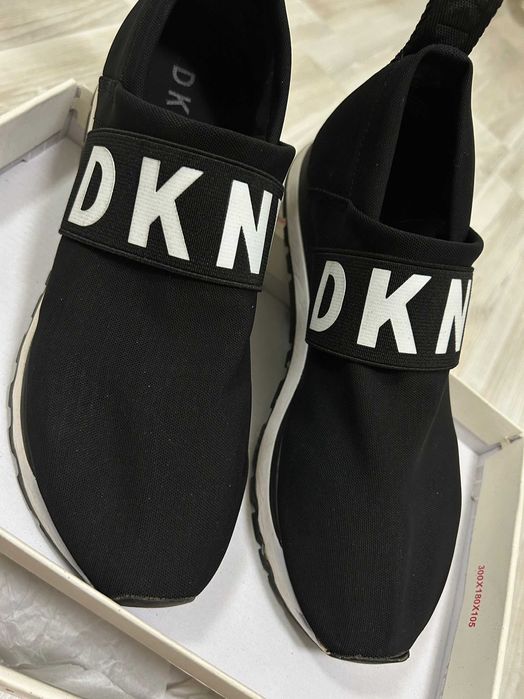 Сникърси DKNY в черно