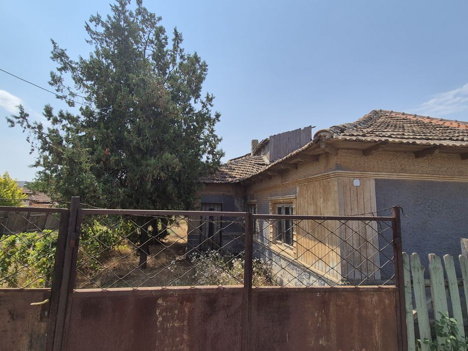 Teren 2000 mp Valu Lui Traian + casa (deschidere la 2 strazi)