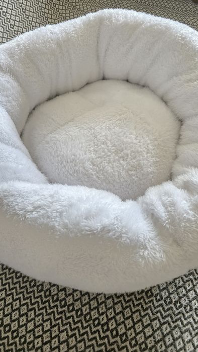 Лежанка для белой кошки