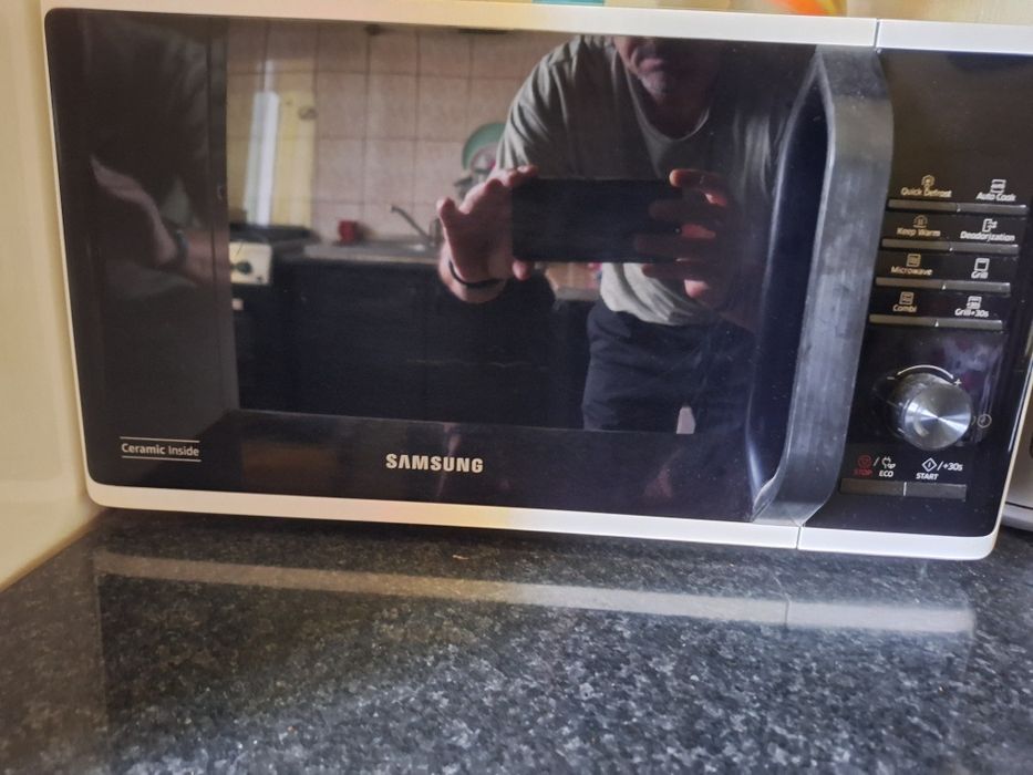 Cuptor cu microunde Samsung.