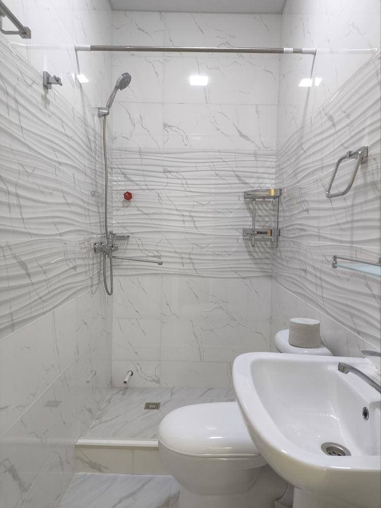 Uy sotiladi 1.7 sotix 6 xona 2 etajli sergili qumariq maxalla