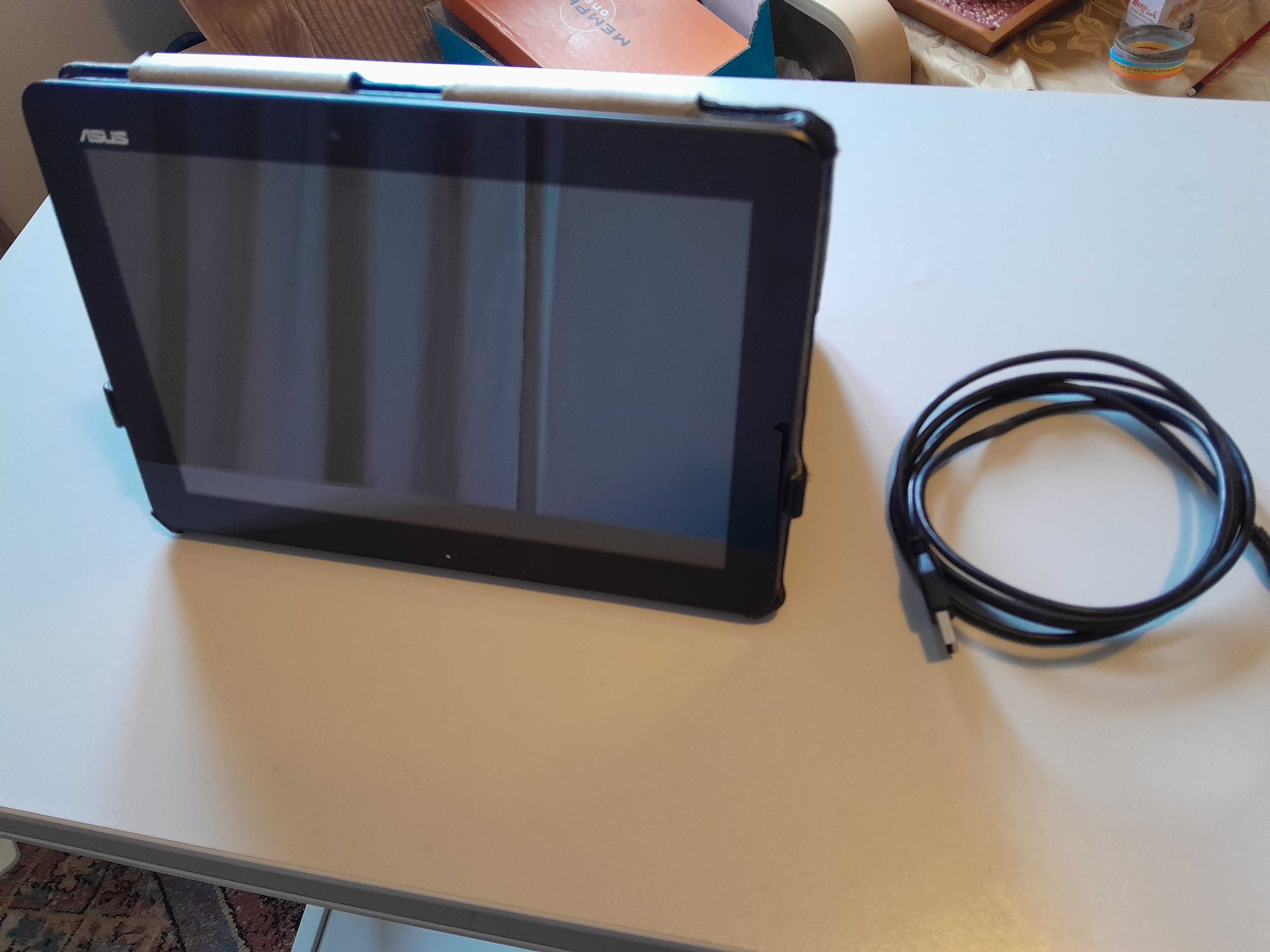 Vand tableta-laptop Asus Transformer Pad TF103CG in stare buna + husa