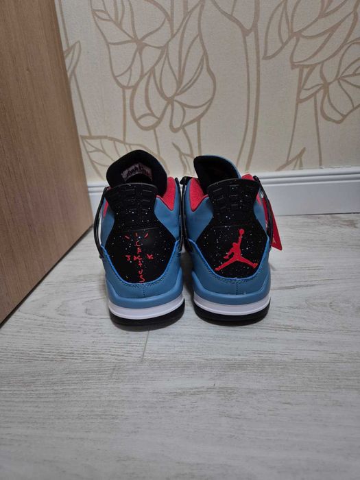 Jordan 4 Travis Scott