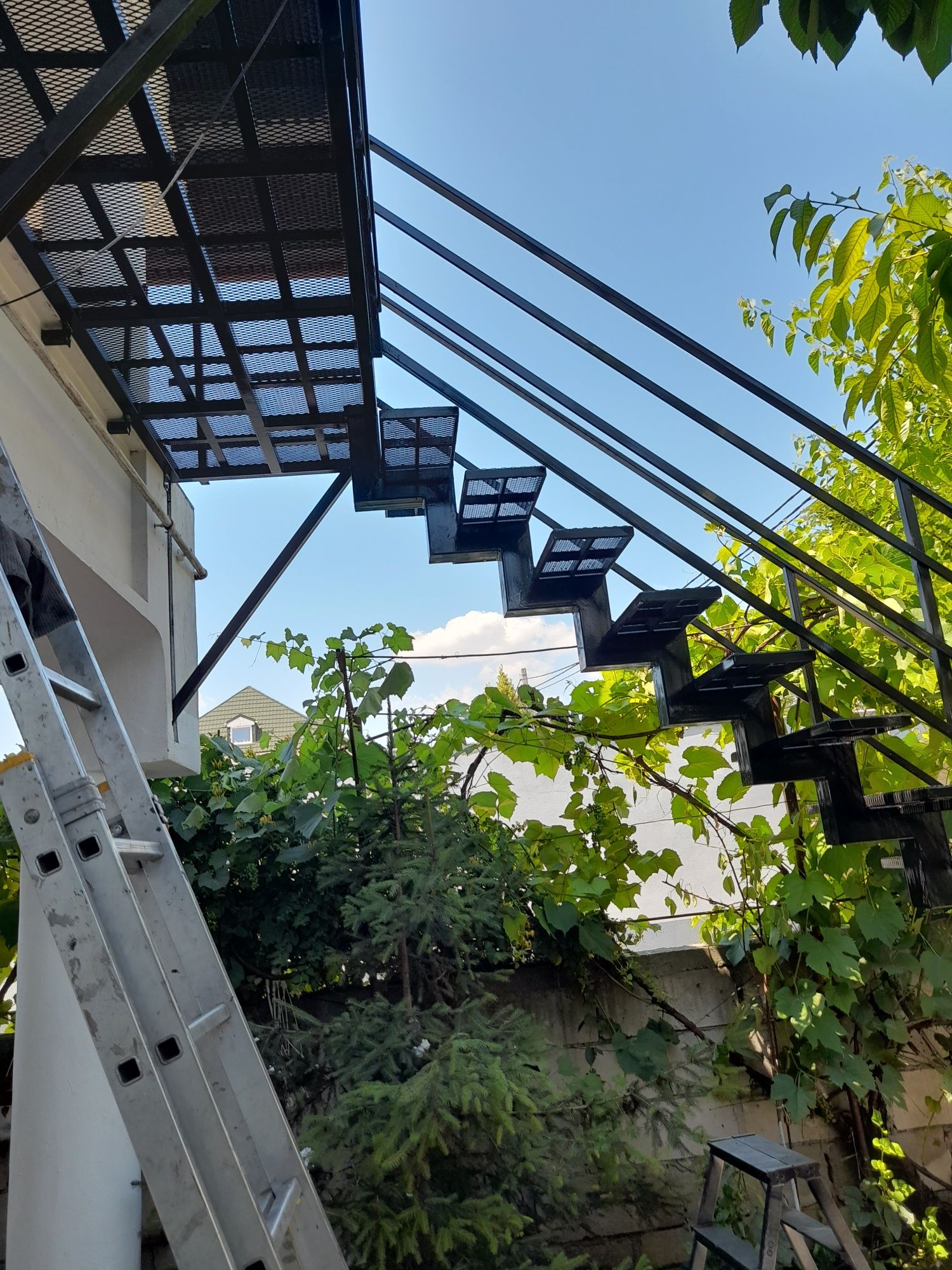Scări metalice exterioare pe vang central