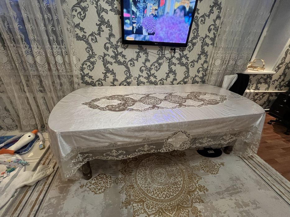 Продою стол для гостей