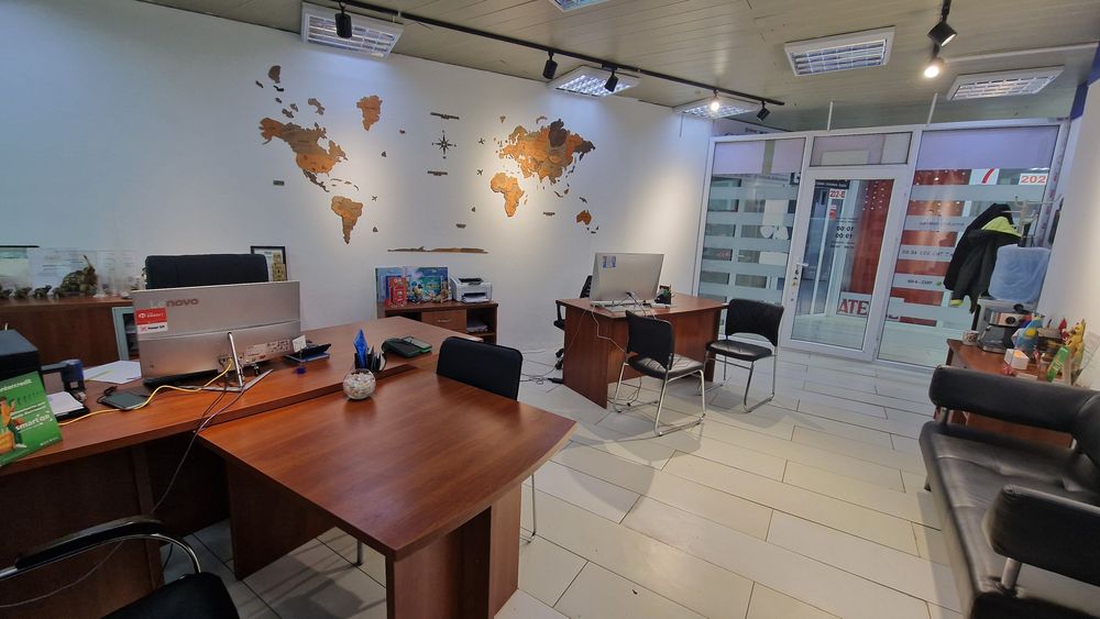 Продам столы офисные и тумбочки .