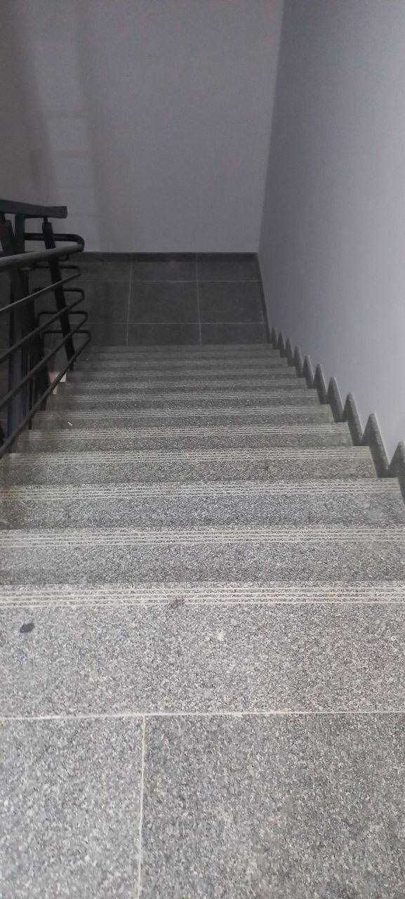 Гранитные Ступени для лестниц ''Куксарой Серый'' от 100 000 cум п/м