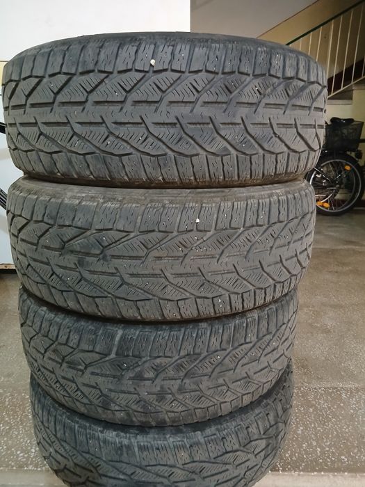 Vând anvelope 215 55 R17 M+S