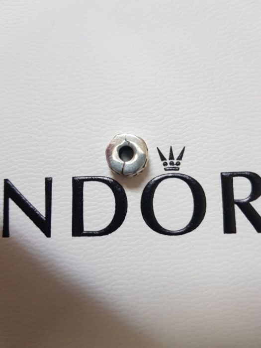 Ornament PANDORA "Rând de inimi"