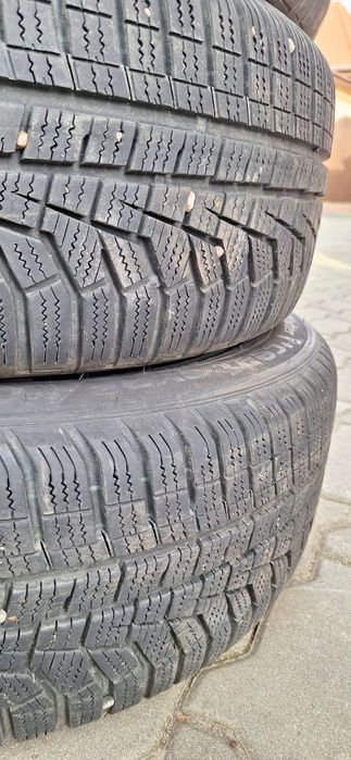 Vând cauciucuri iarna 205/55/17 cu jante tabla Mercedes cu senzor pres