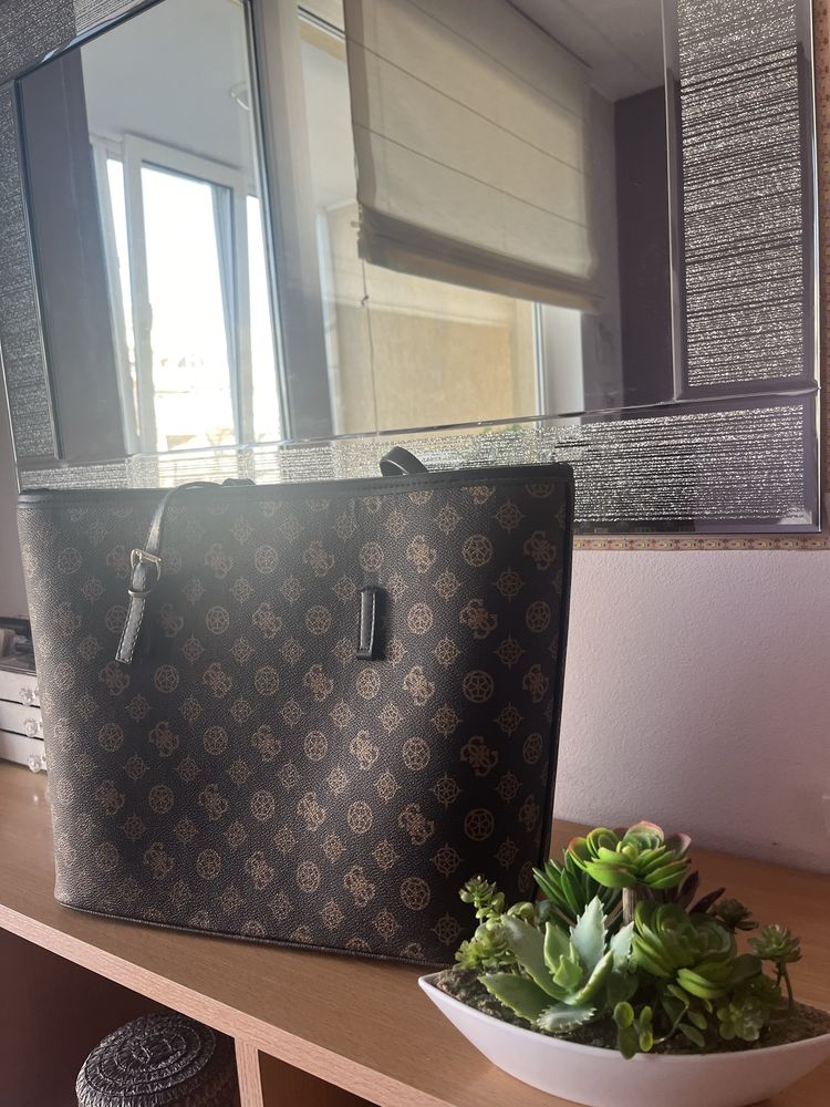 Чанта Guess със забележка
