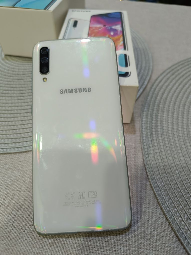 Samsung A70 белый