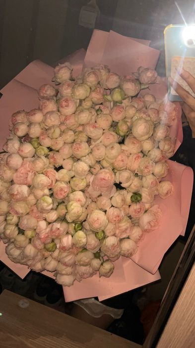 Свежий букет пионовидных роз