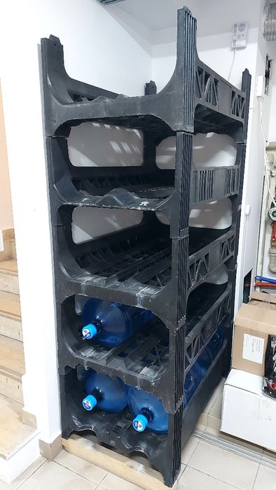 Vând suport / rastel pentru bidoane de apa 20l + 6 bidoane pline noi