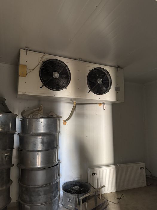 Холодильник продаётся для больших складов.