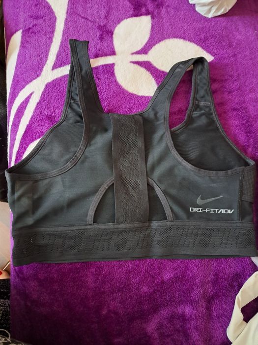 Bustieră Sutien sport 'UltraBreathe'NIKE pe Negru

Design și funcționa