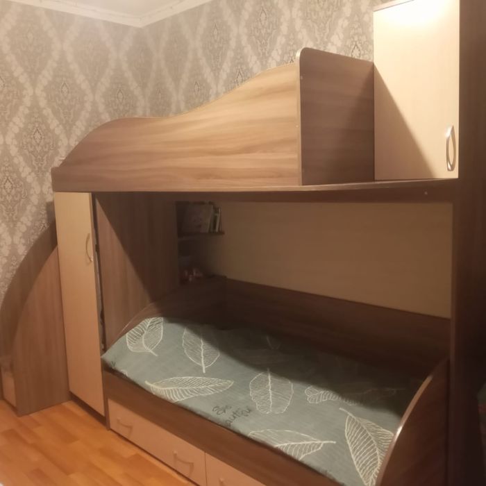 Продам детскую двухъярусную кровать.