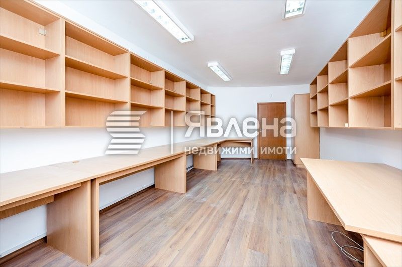 Просторен имот до бул. България