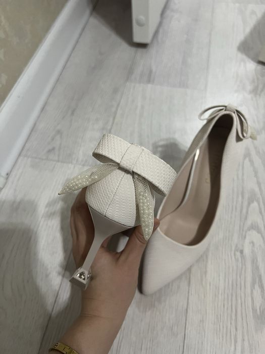 Бежовый түстегі туфли сатылады!