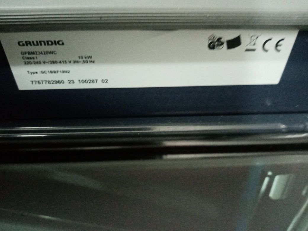 Cuptor electric cu plita vitroceramica grundig