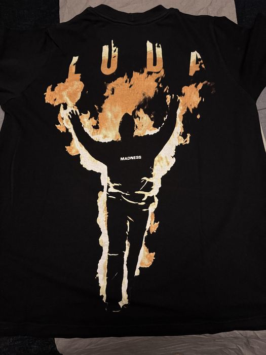 Тениска Luda,черен цвят с характерните за марката символи отпред и на