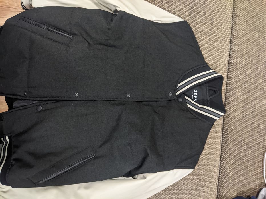 Vând geaca Guess varsity