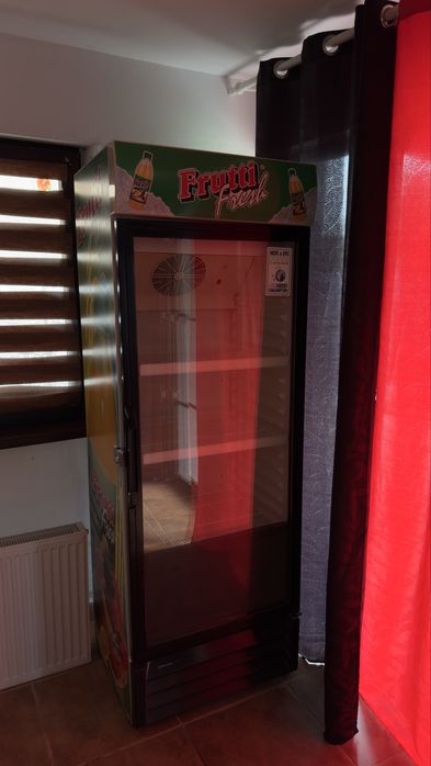 Inchiriez vitrina frigorifica