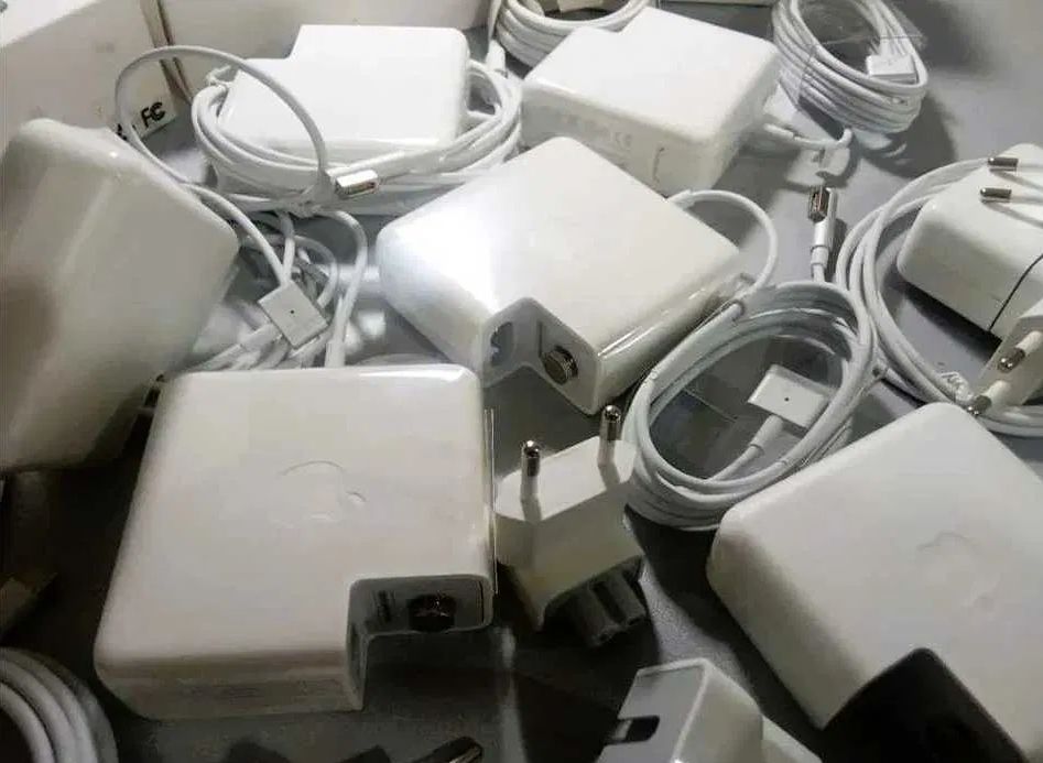 на MacBook зарядка блок питания