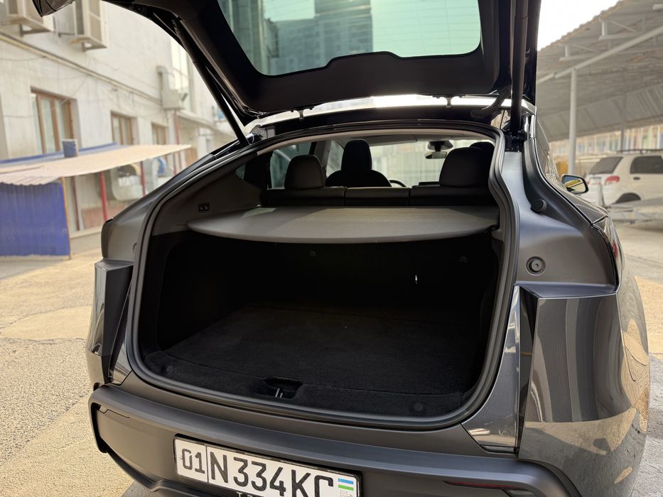 Tesla model Y 2025.