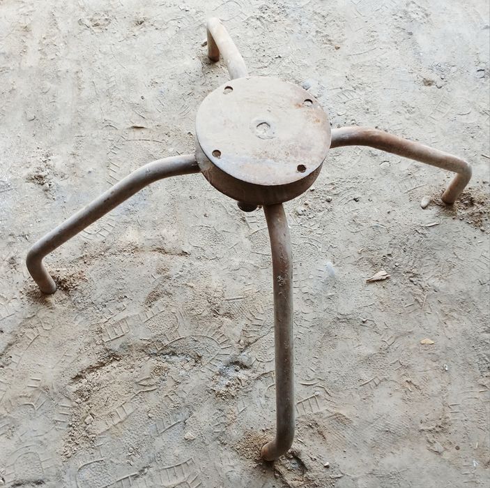 Металическая основа для стола.