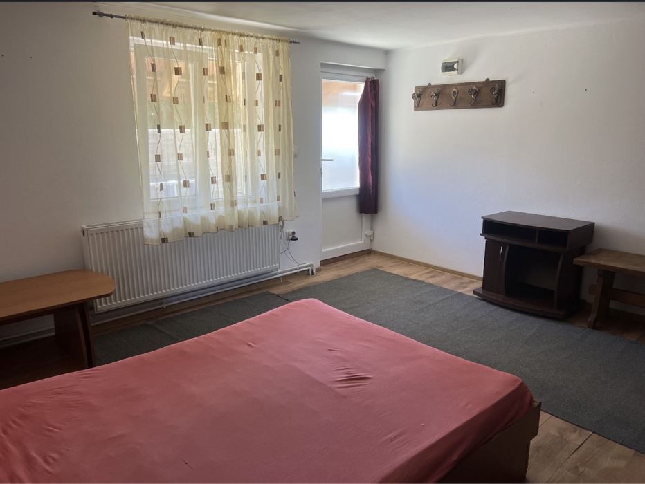 Inchiriez camera cu bucatarie si baie