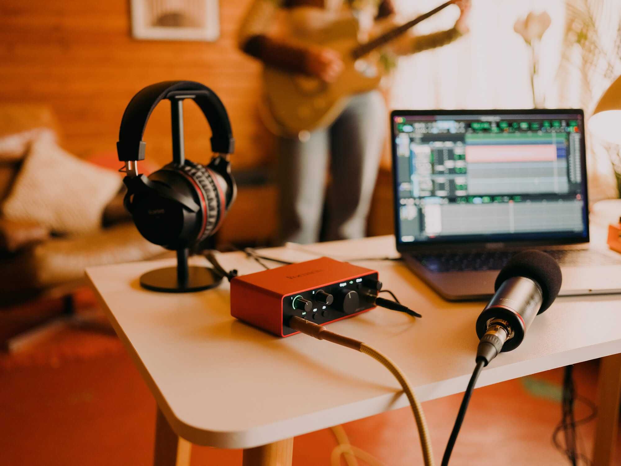 Профессиональная звуковая карта Focusrite Scarlett 2i2 4th Gen USB