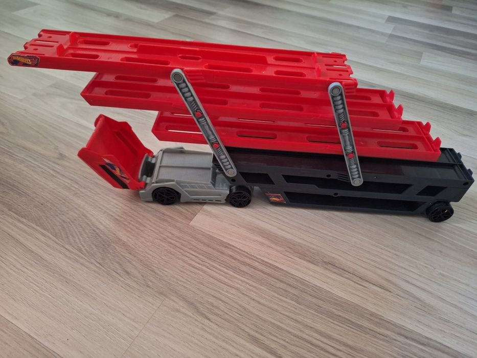 Hot Wheels Mega *tir transportor