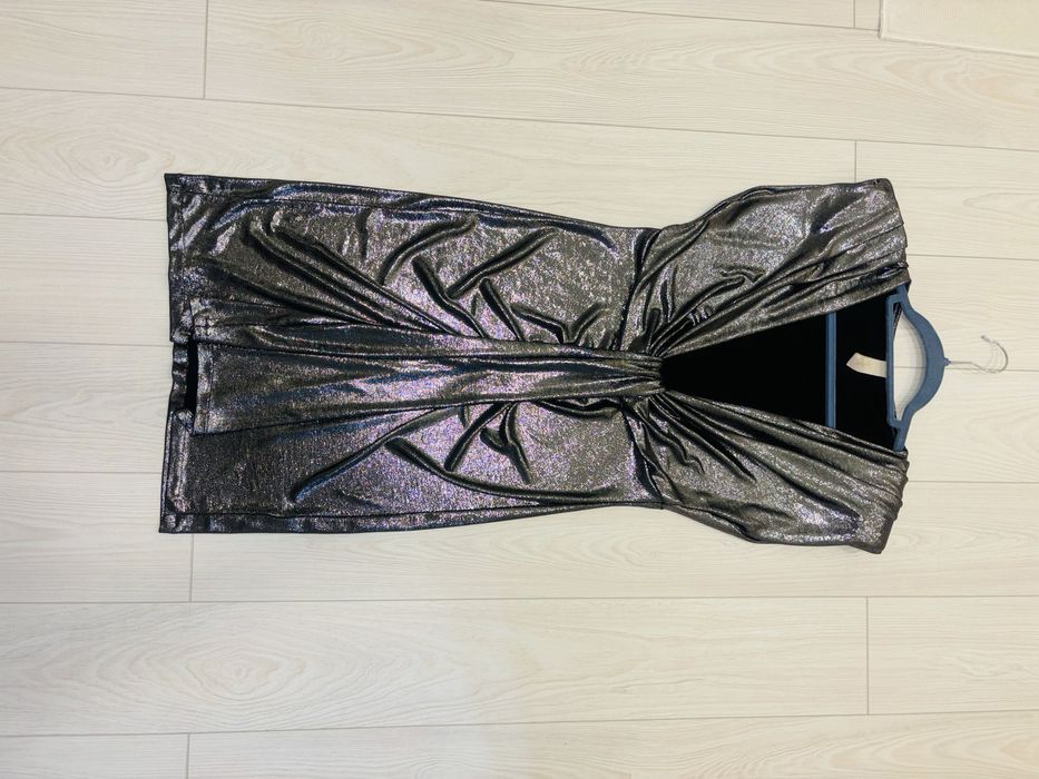 Къса рокля с дълбоко деколте