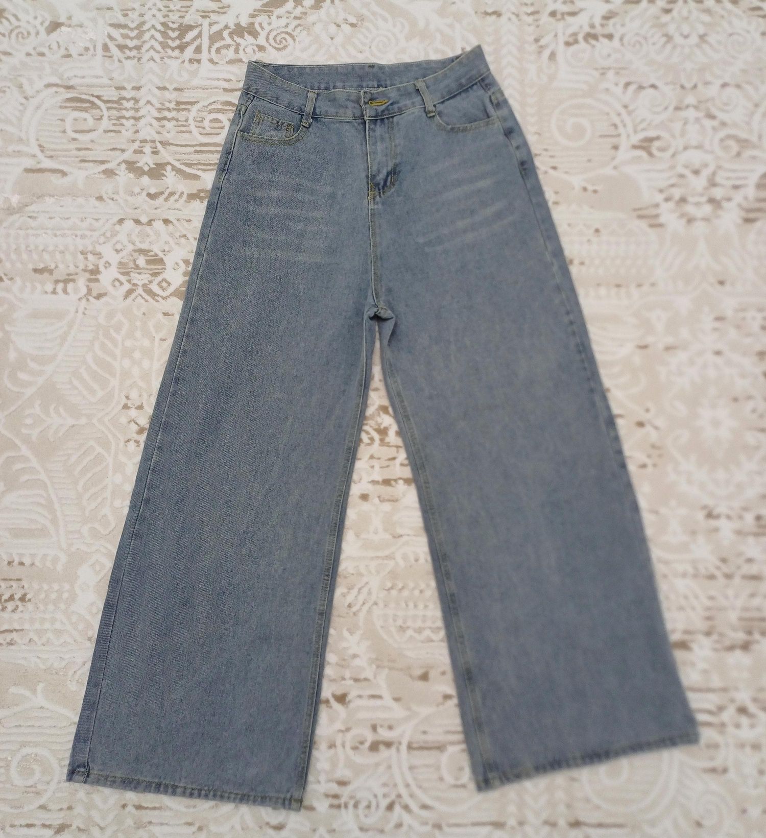 Продам женский джинсы