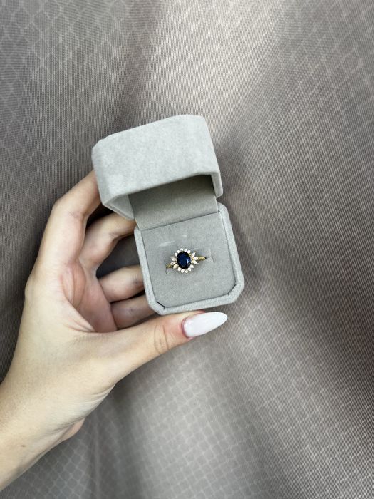 Inel elegant cu safir albastru si zirconii- argint 925 placat cu aur