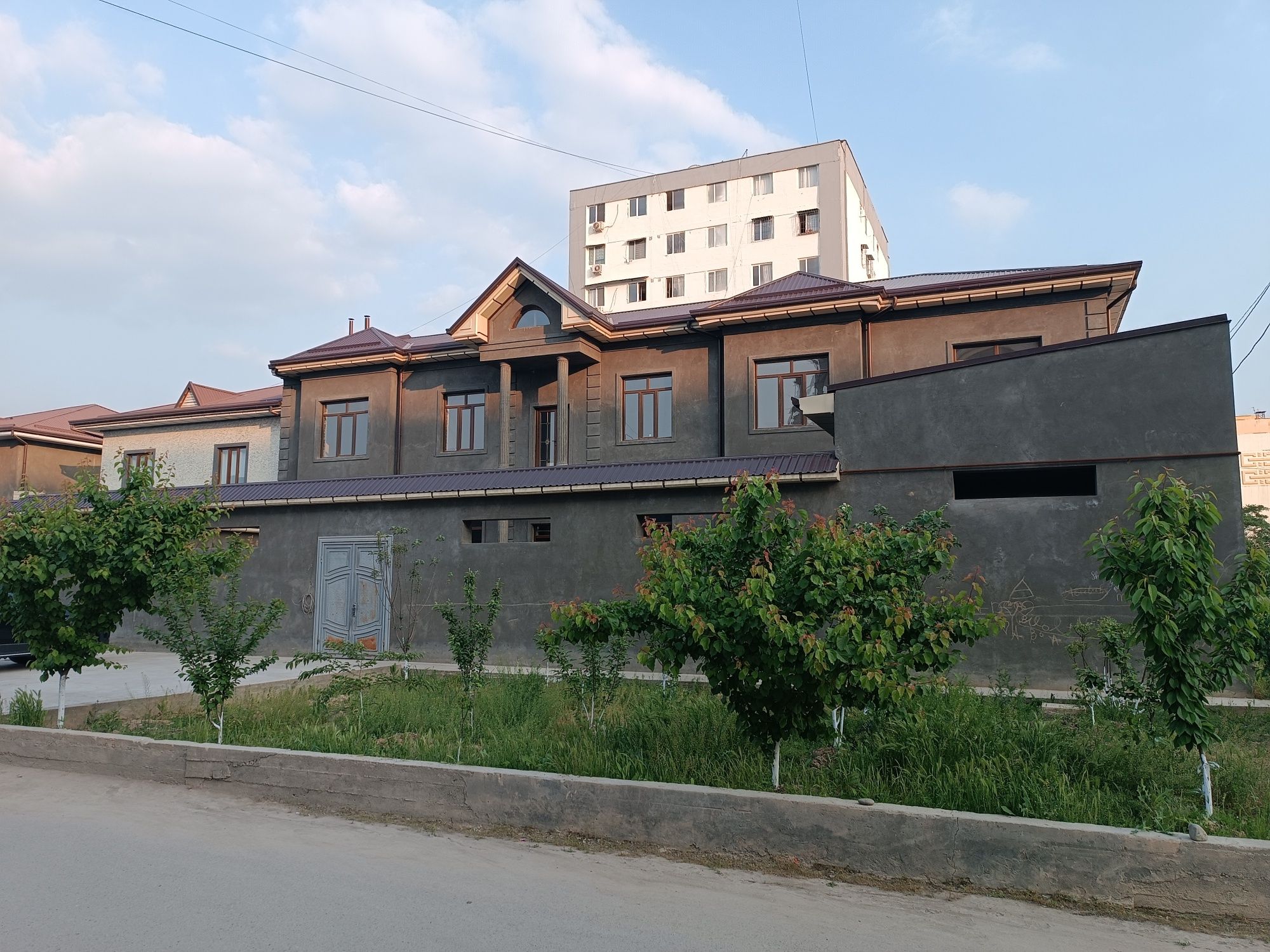 Hovli/Uchaska 5 sotix yerda. Sotamiza yoki arendaga beriladi