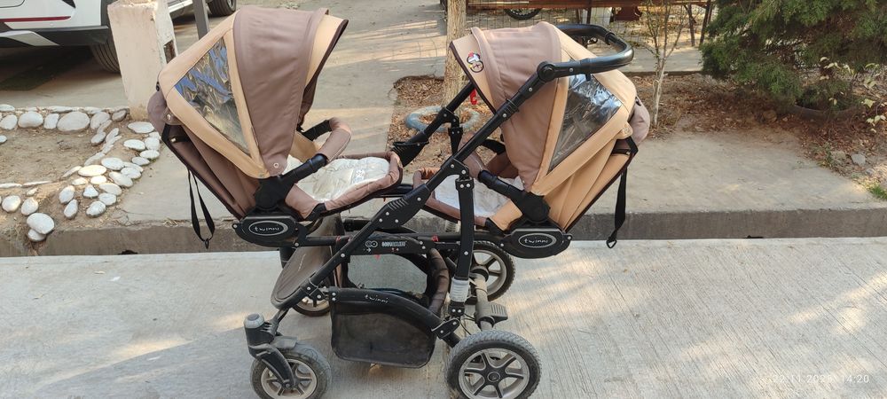 Коляска для двойняшек или близняшек.